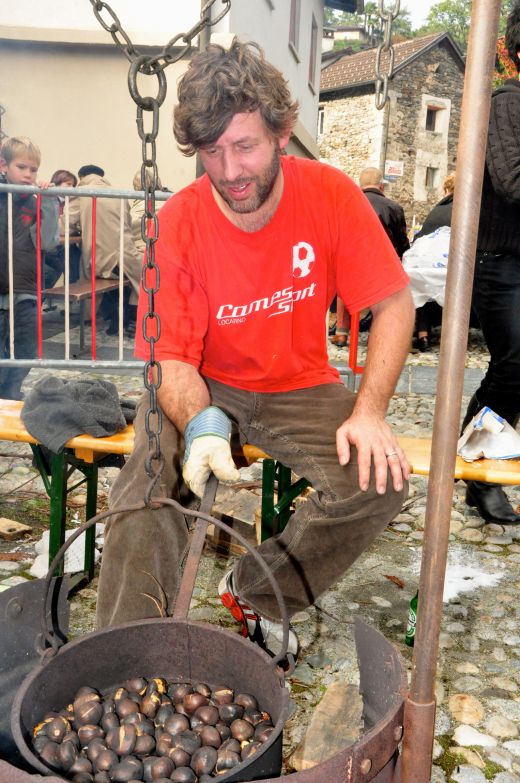 Arcegno Castagnata 2010 004